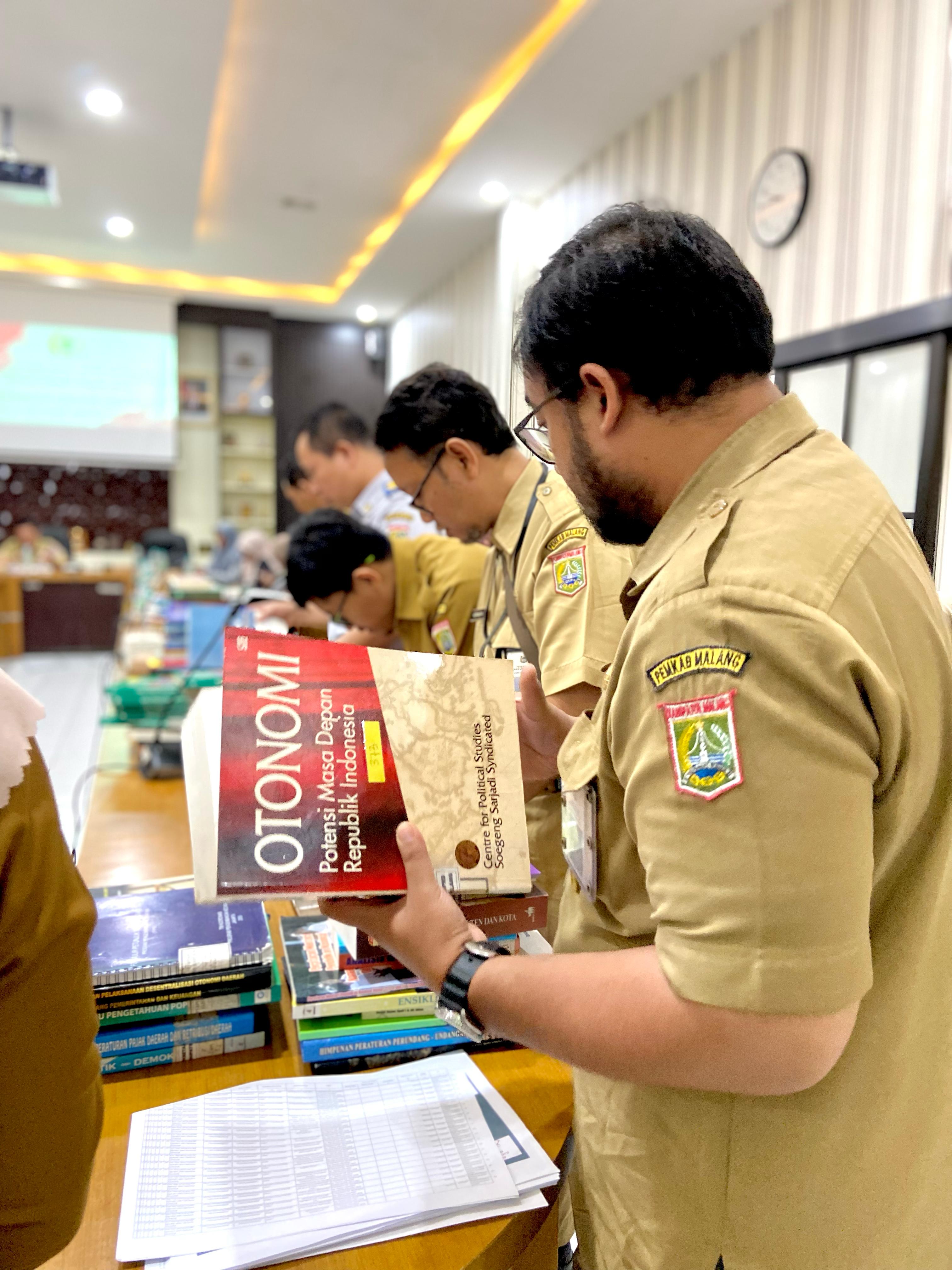 Kolaborasi BKAD dan DPRD Kabupaten Malang dalam Hibah Buku untuk Perpustakaan Desa